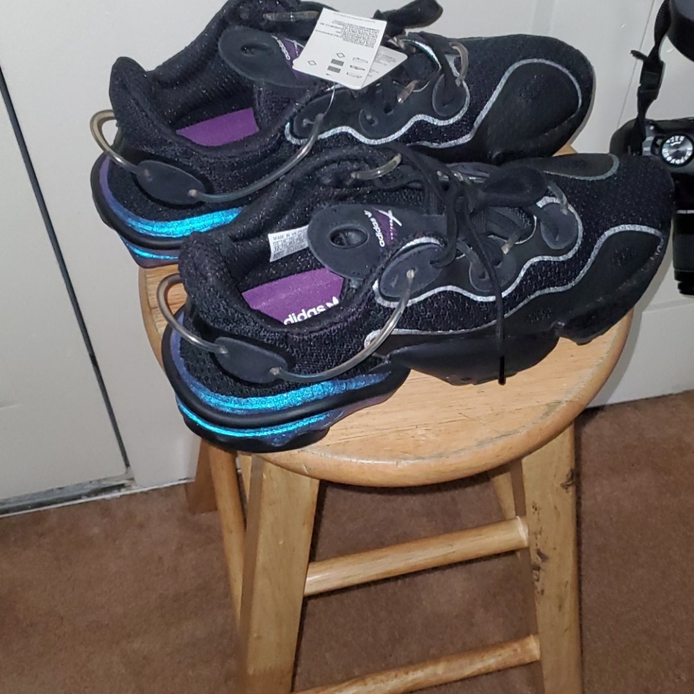 Sneakers - Picture 2 of 3